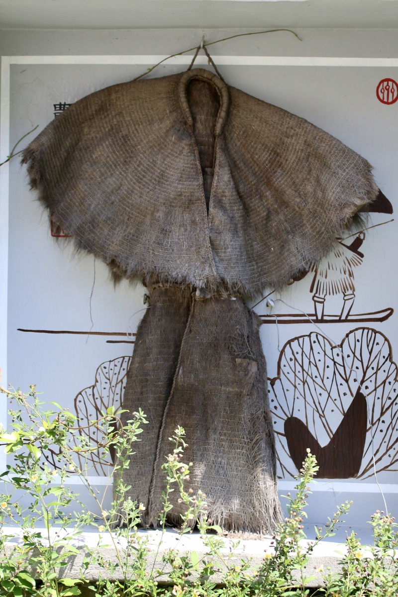 红军馆小村子凉簦蓑衣遇见一群闲聊的小学生