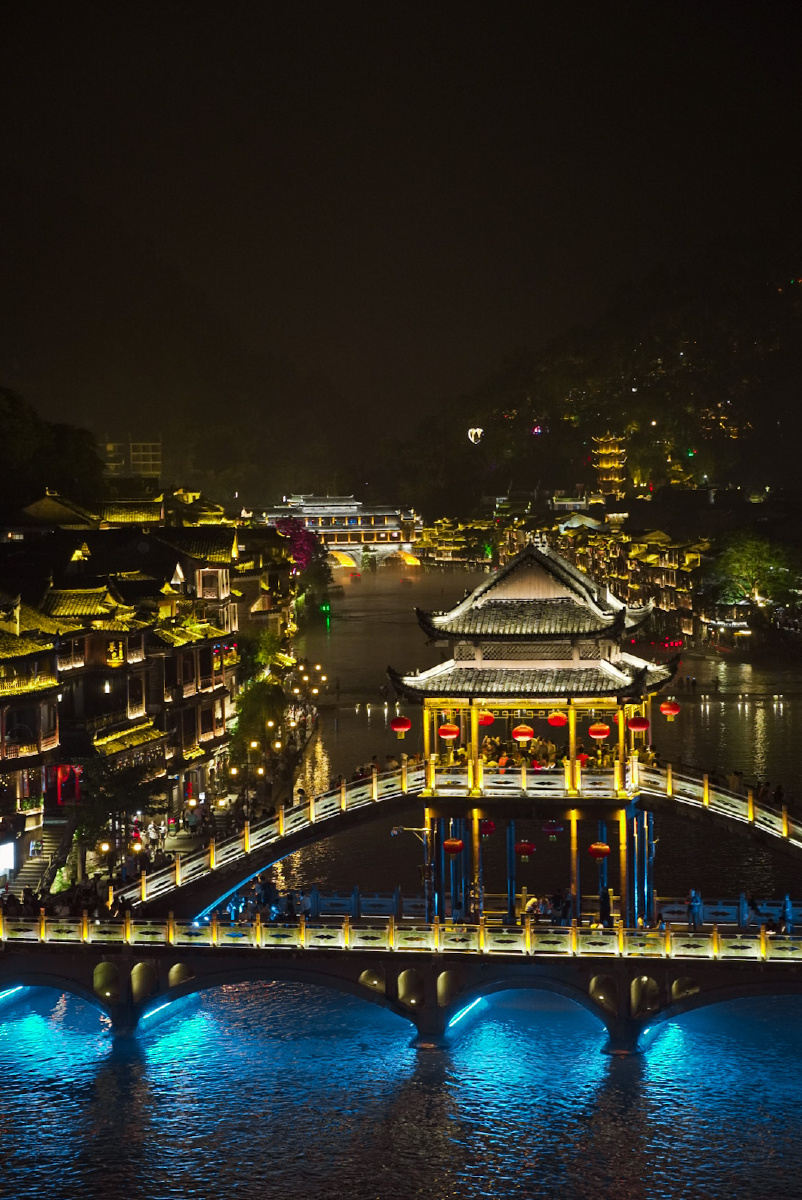 夜晚的凤凰古城更好拍薄薄的一层雾浮在湖面上