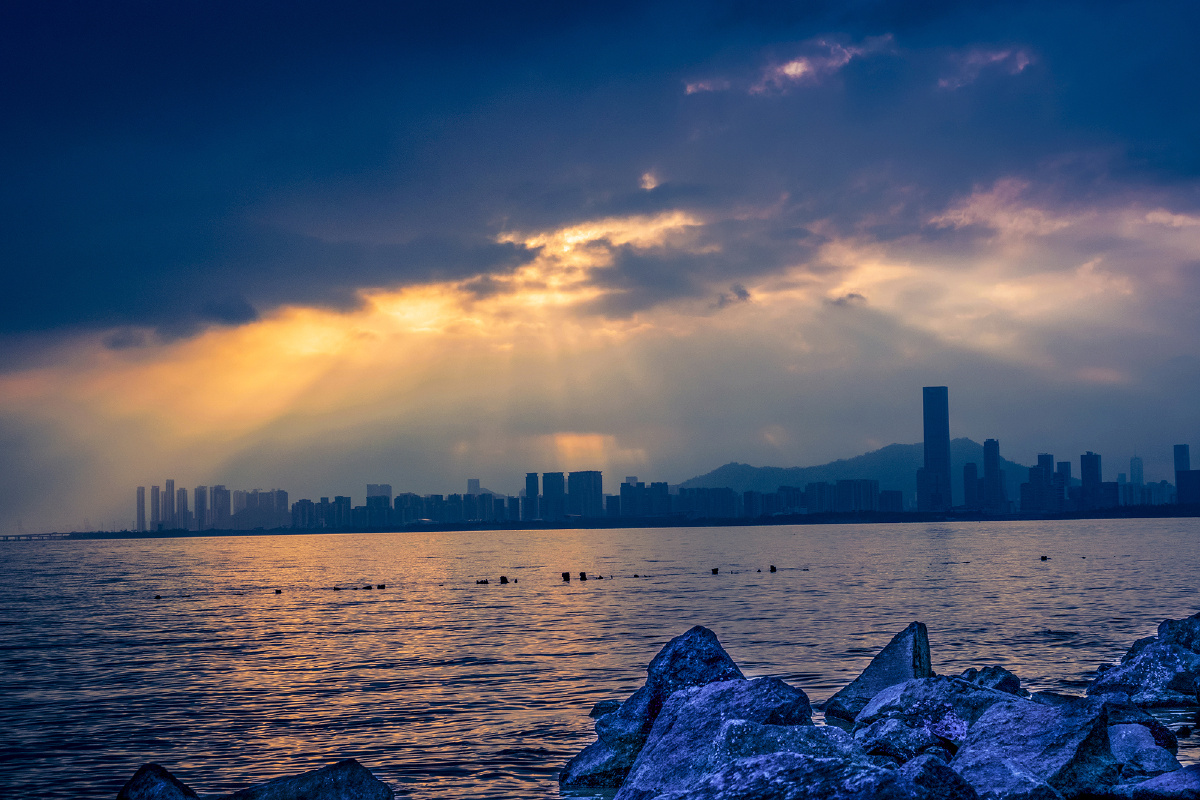 耶稣光映照在深圳湾海面