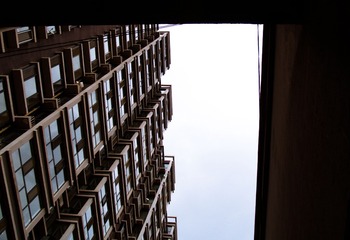 618819
