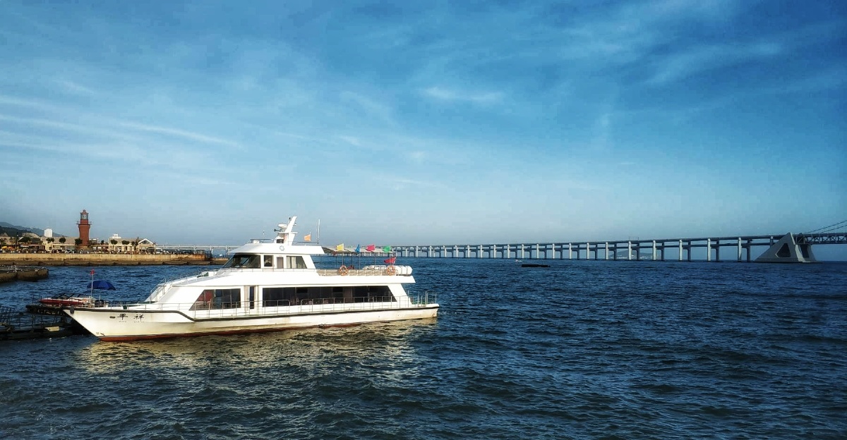 大连星海广场远处是跨海大桥