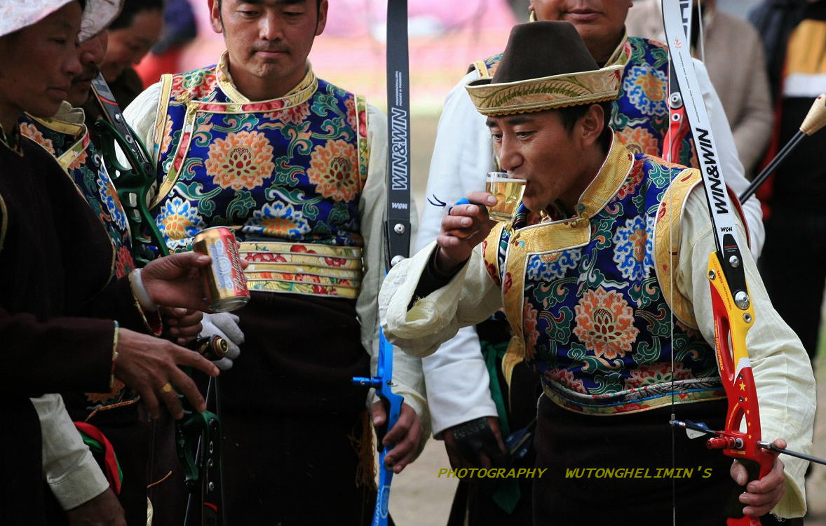 着工布服饰的藏人