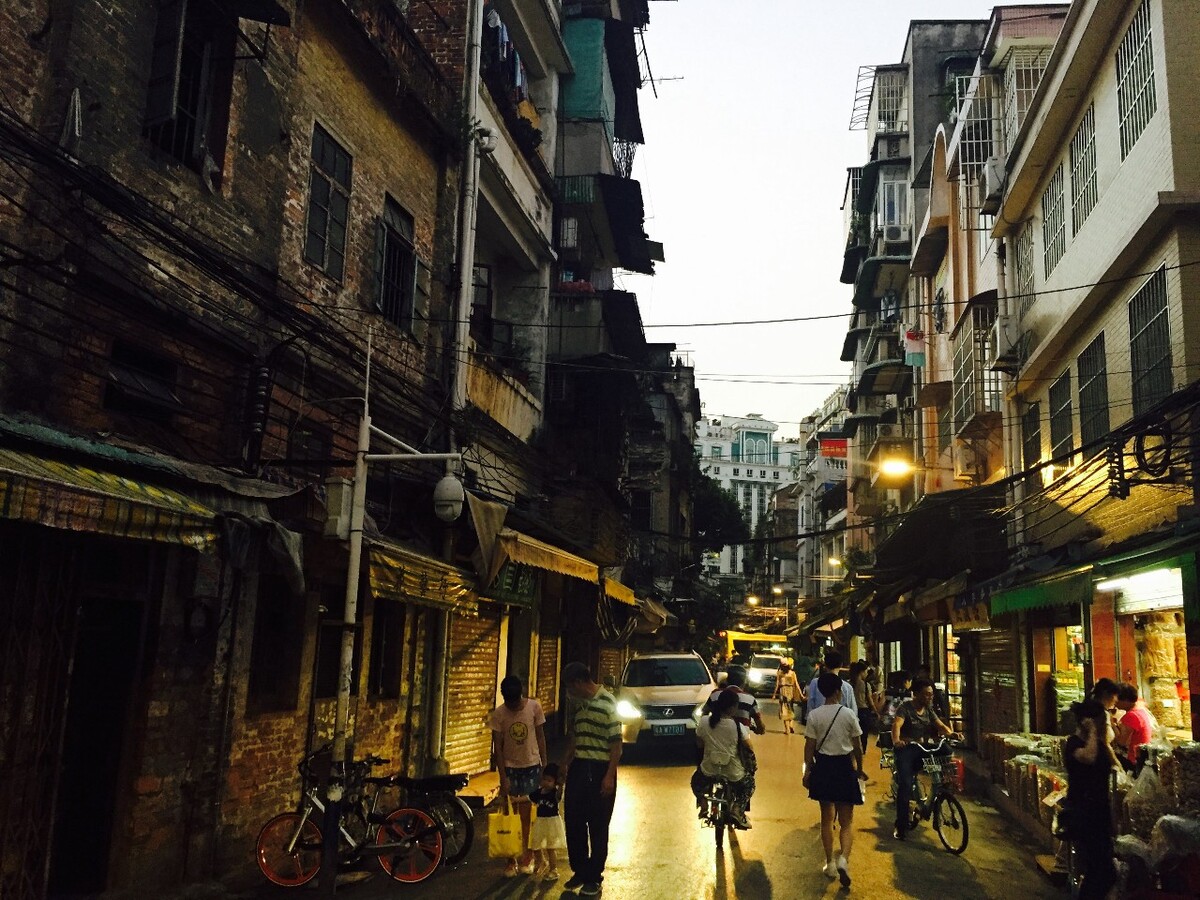 广州上下九步行街附近，拥挤的街道，渐渐明亮的昏黄灯光，越发弥漫的人情味。