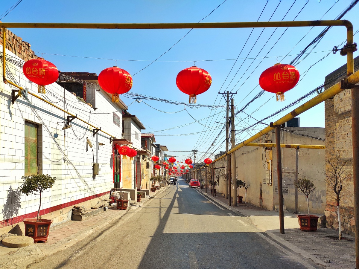 大红灯笼挂满街,农村风貌.
