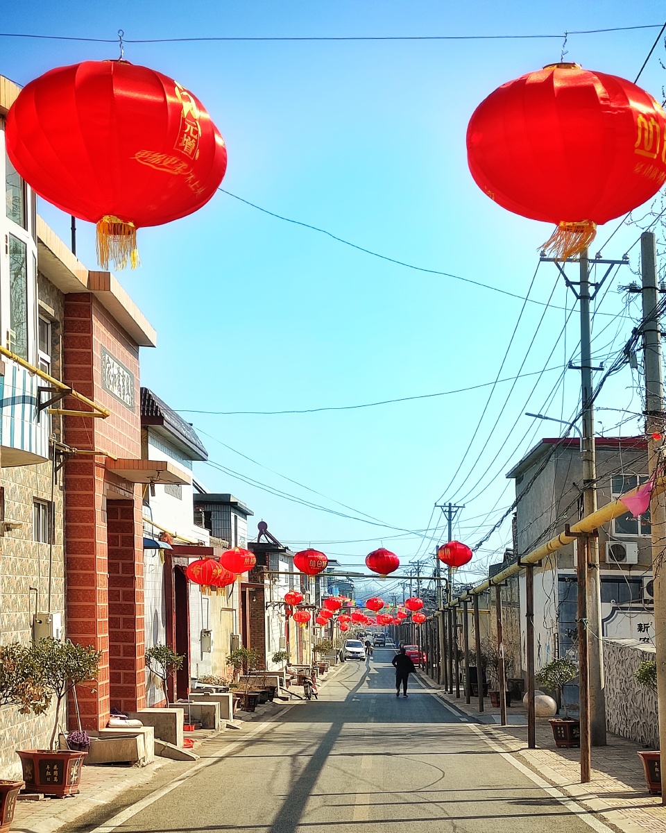 大红灯笼挂满街,农村风貌.
