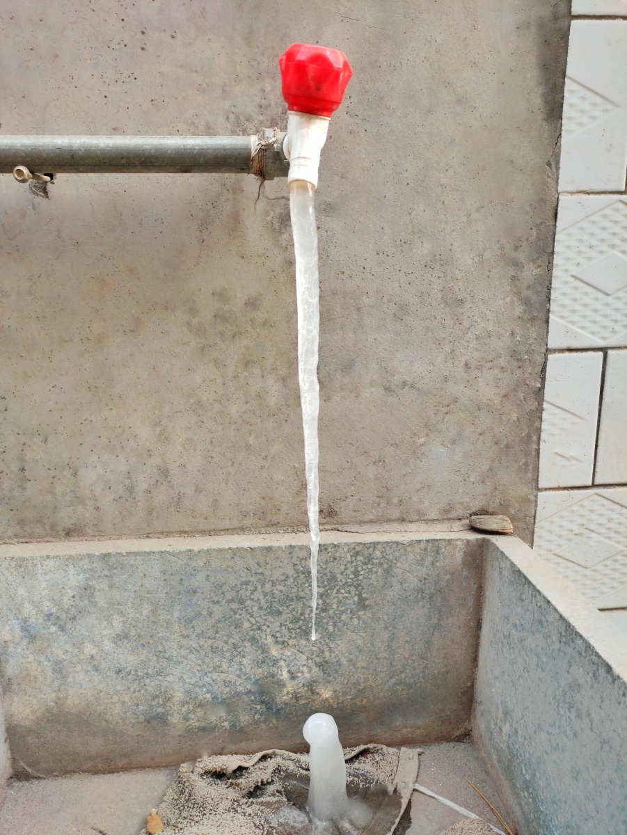 农村胡同里的水龙头流出来的水都冻成冰柱了