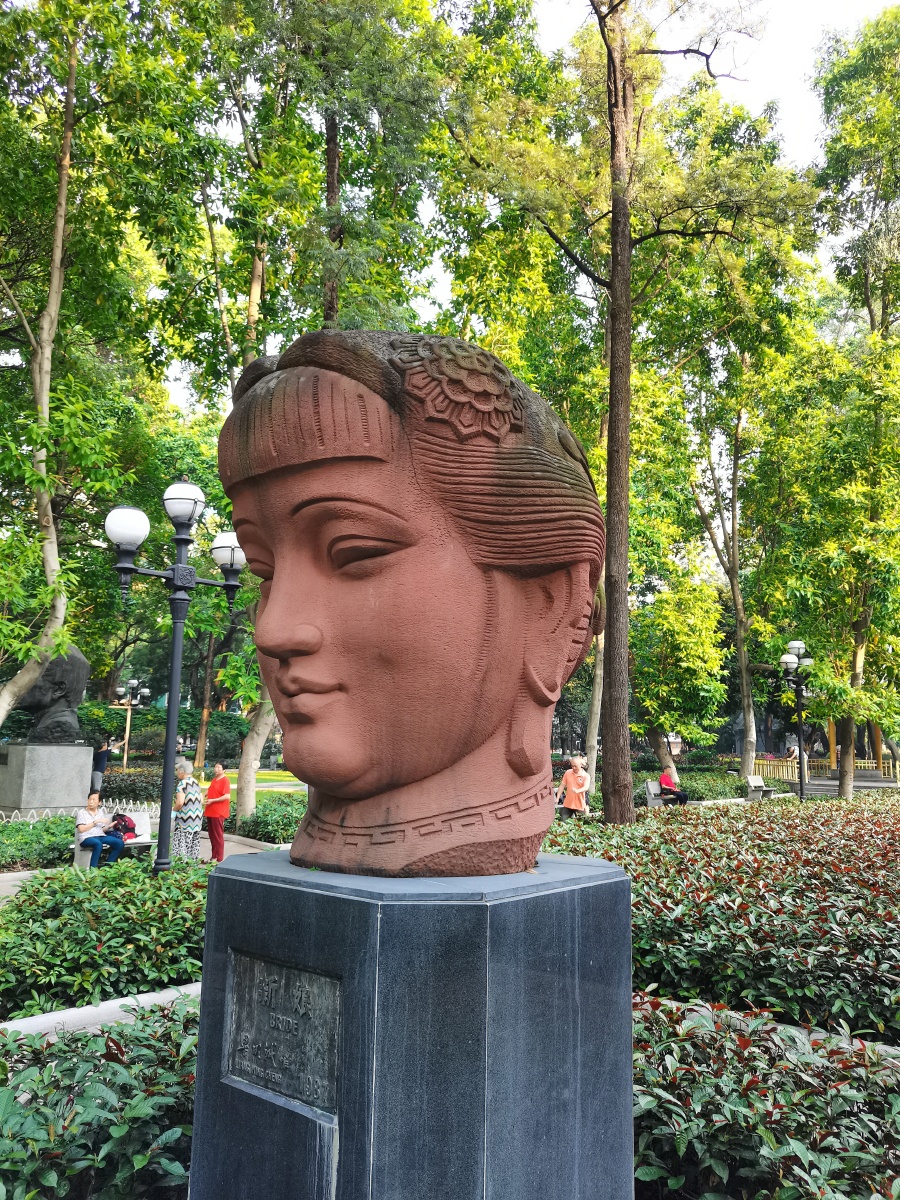 红砂岩新娘雕塑