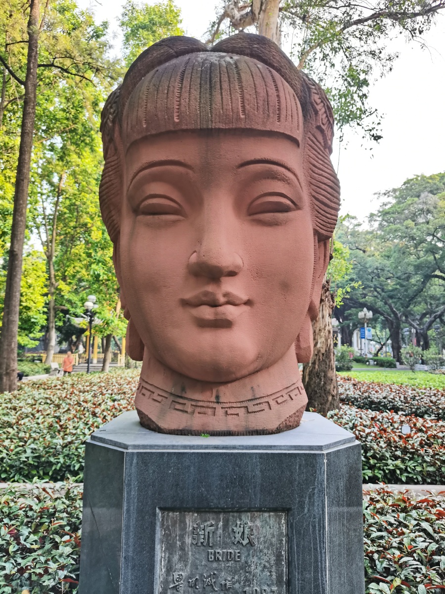 红砂岩新娘雕塑