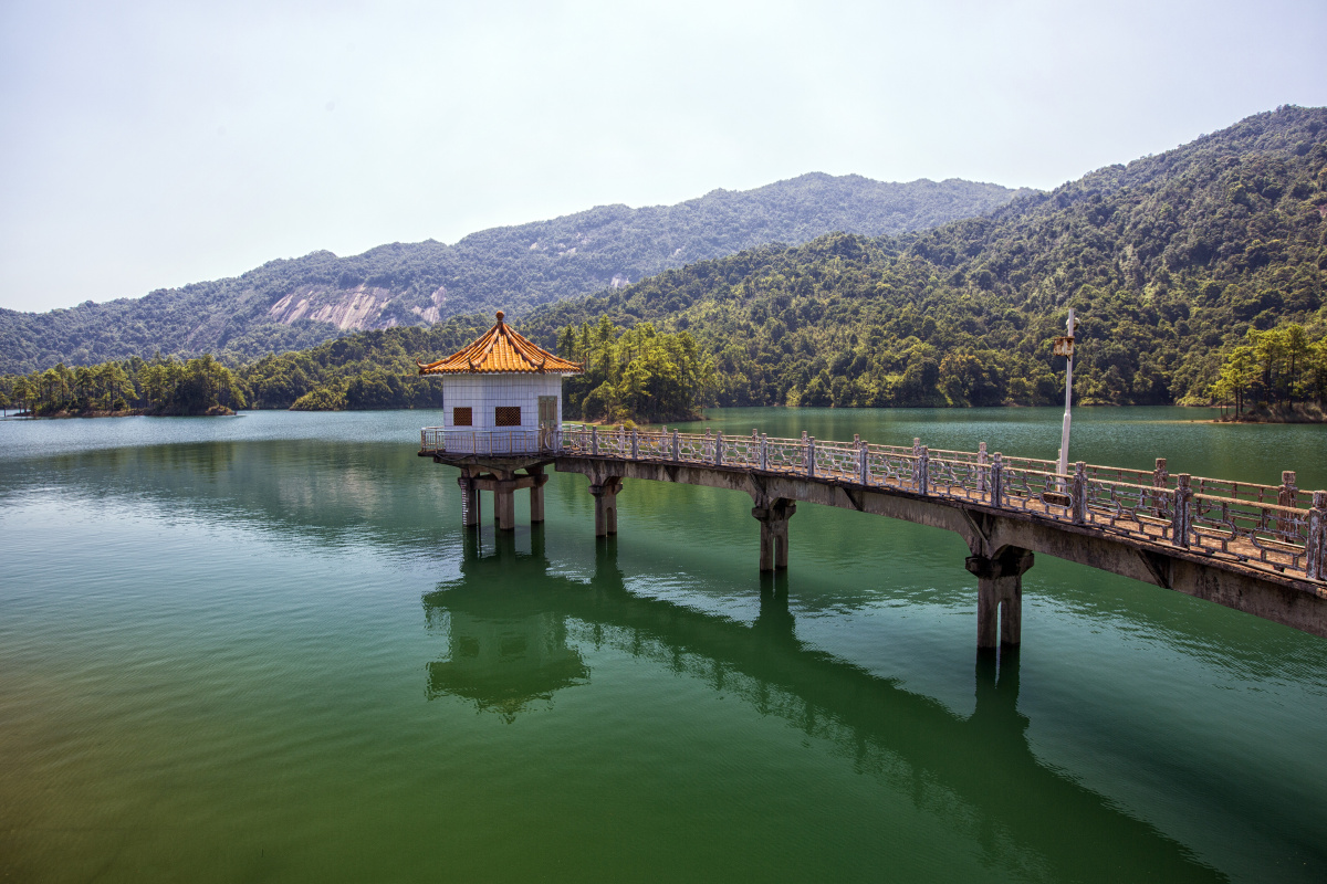 一湖千岛浮绿水唯有八甲仙湖美