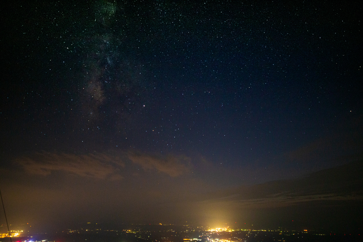 姑婆山那里有一个置身荒野的美丽夜晚的人