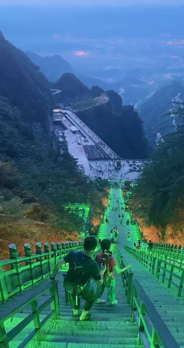湖南省张家界天门山国家4a级景区走去天门山999到楼梯特别陡