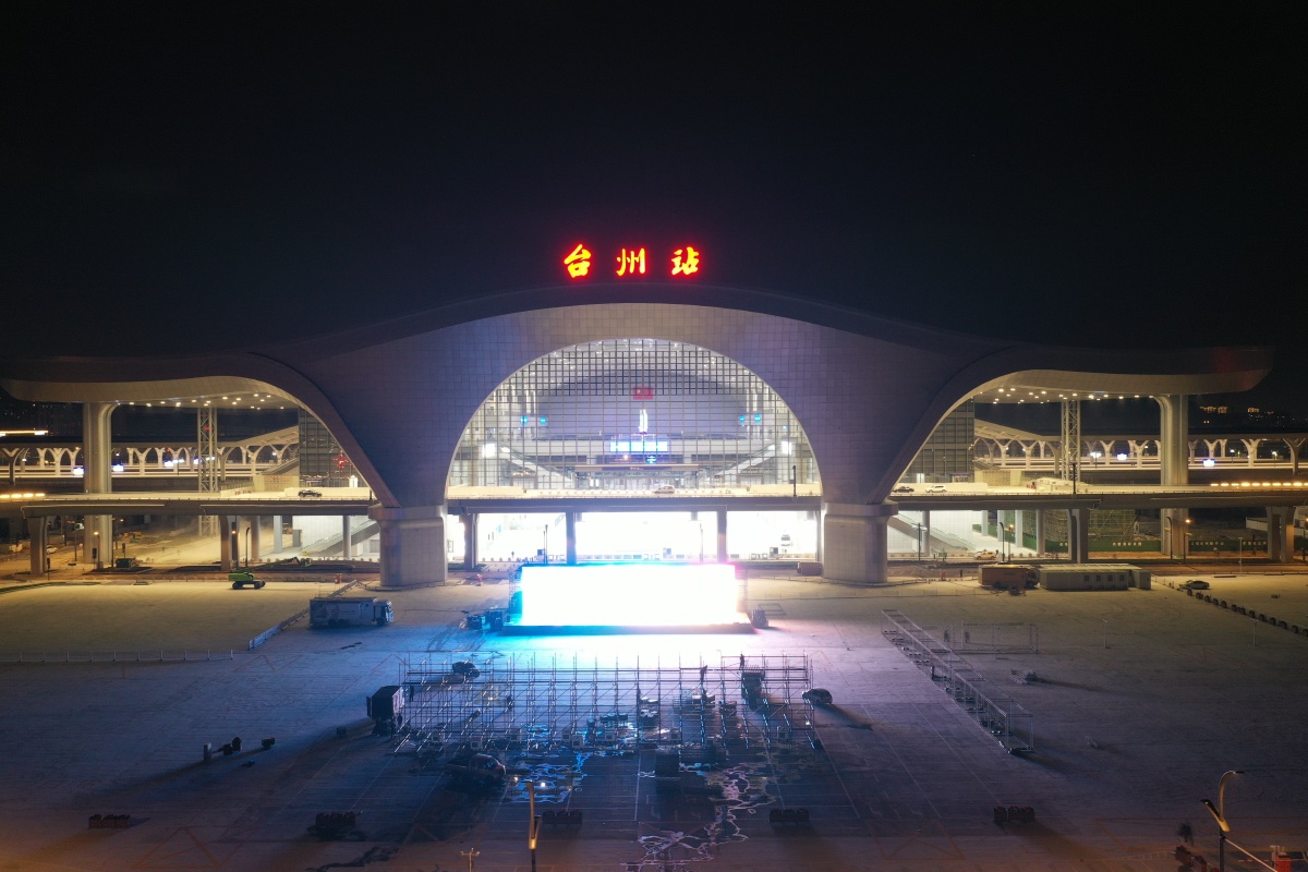 台州高铁站中心站夜景 - iwantu-518 - 图虫
