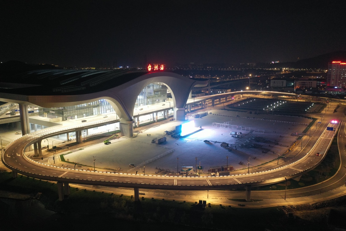 台州高铁站中心站夜景 - iwantu-518 - 图虫