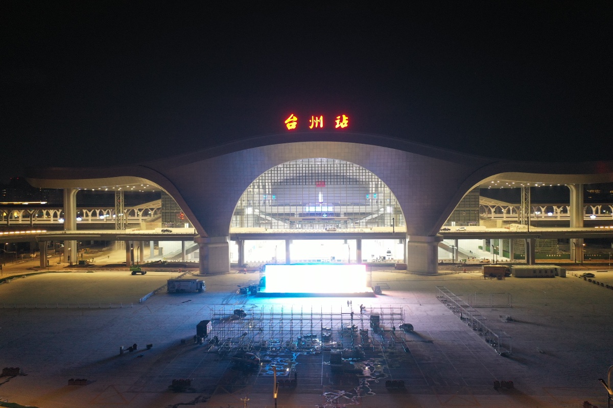 台州高铁站中心站夜景 - iwantu-518 - 图虫