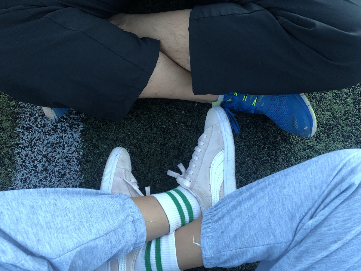 十指相扣双脚相对