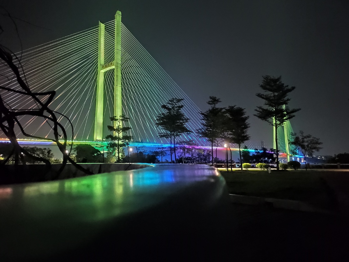 夜晚的江顺大桥.