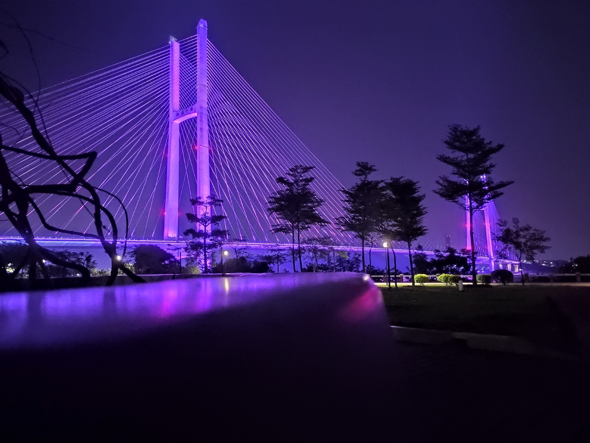 链接着佛山与江门.夜晚的江顺大桥.