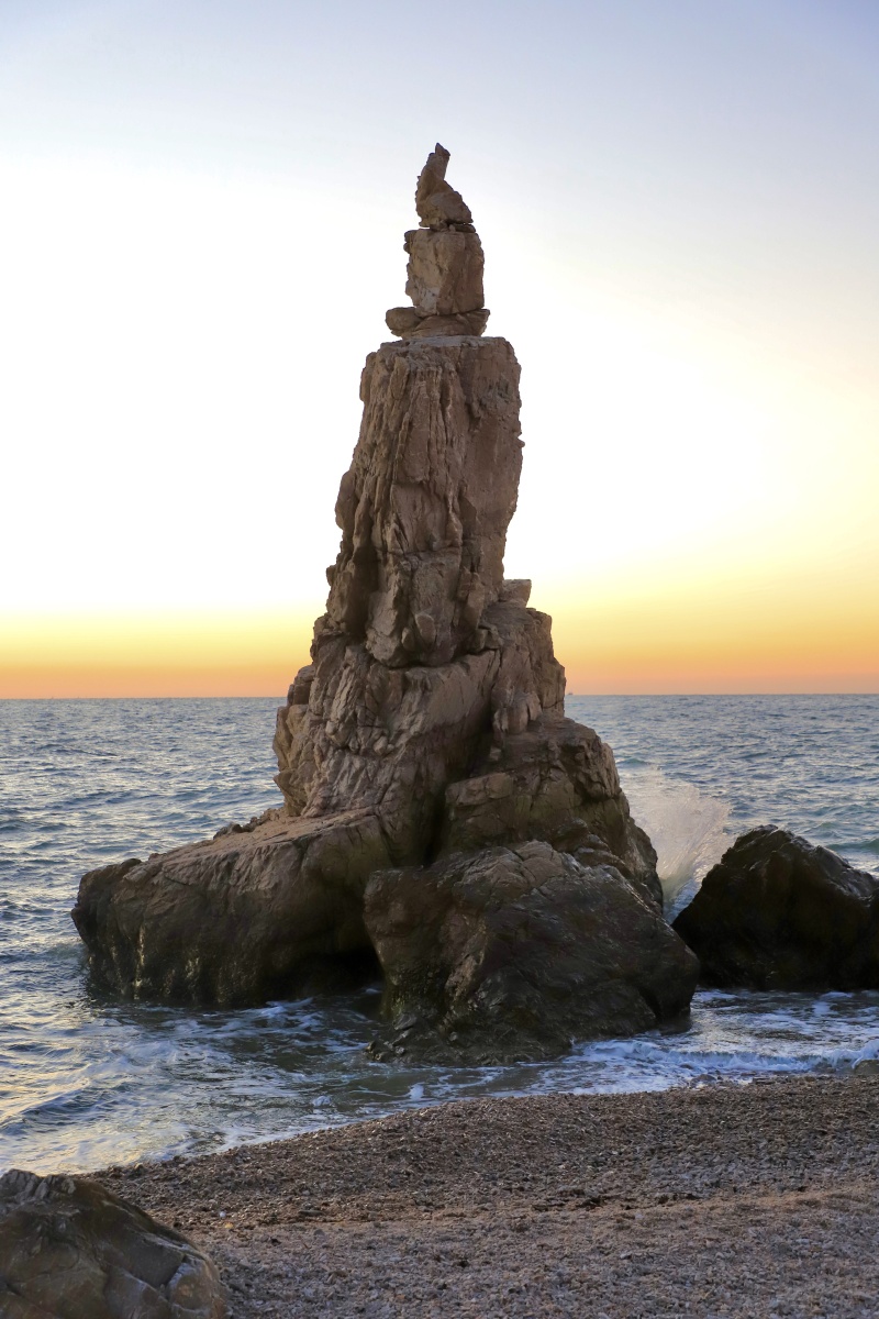 旅顺神龙仙岛将军石真的像一个将军盘坐在石头上头回去踩个点