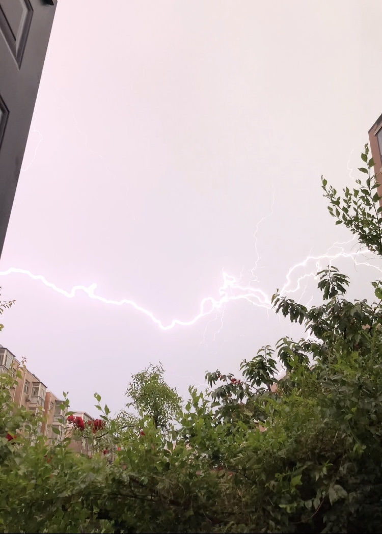 白天风和日丽傍晚雷雨交加随手拍一拍闪电