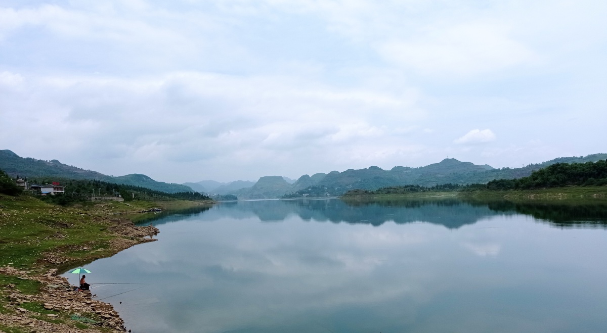 江流天地外山色有无中