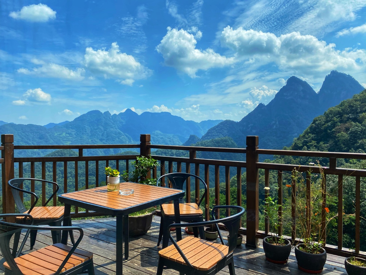 武当山顶,大岳原宿的露台,一桌四椅,喝茶赏景