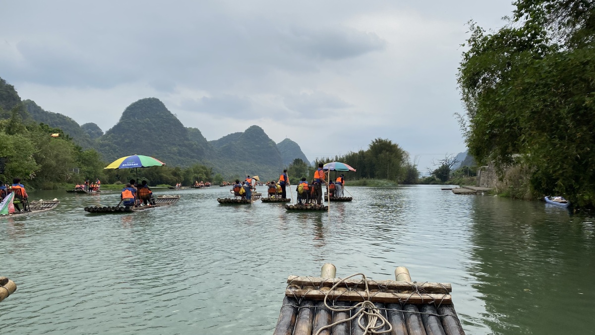 广西桂林遇龙河漂流原汁原味的双人竹筏慢享喀斯特田园风光