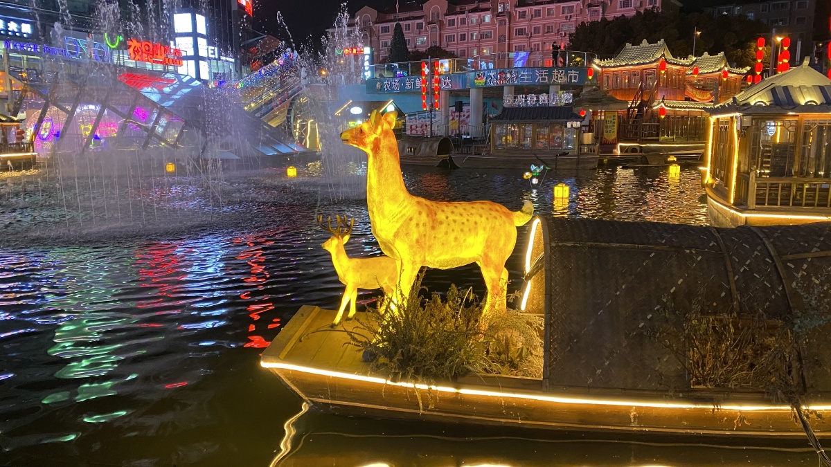 昆山百盛夜市水上集市夜景璀璨