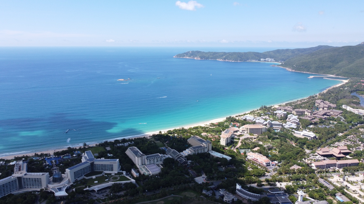 海南三亚亚龙湾航拍碧海蓝天白色的沙滩实在太美了