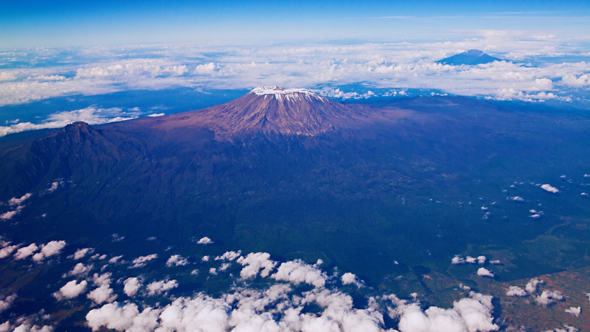 飞机上拍到的非洲乞力马扎罗雪山