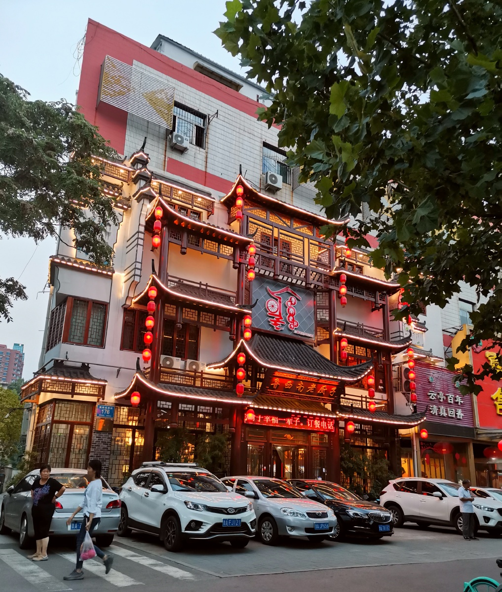 在济南府的鲁西南老厨子大酒楼,——天近黄昏被一阵菜肴的香味勾到