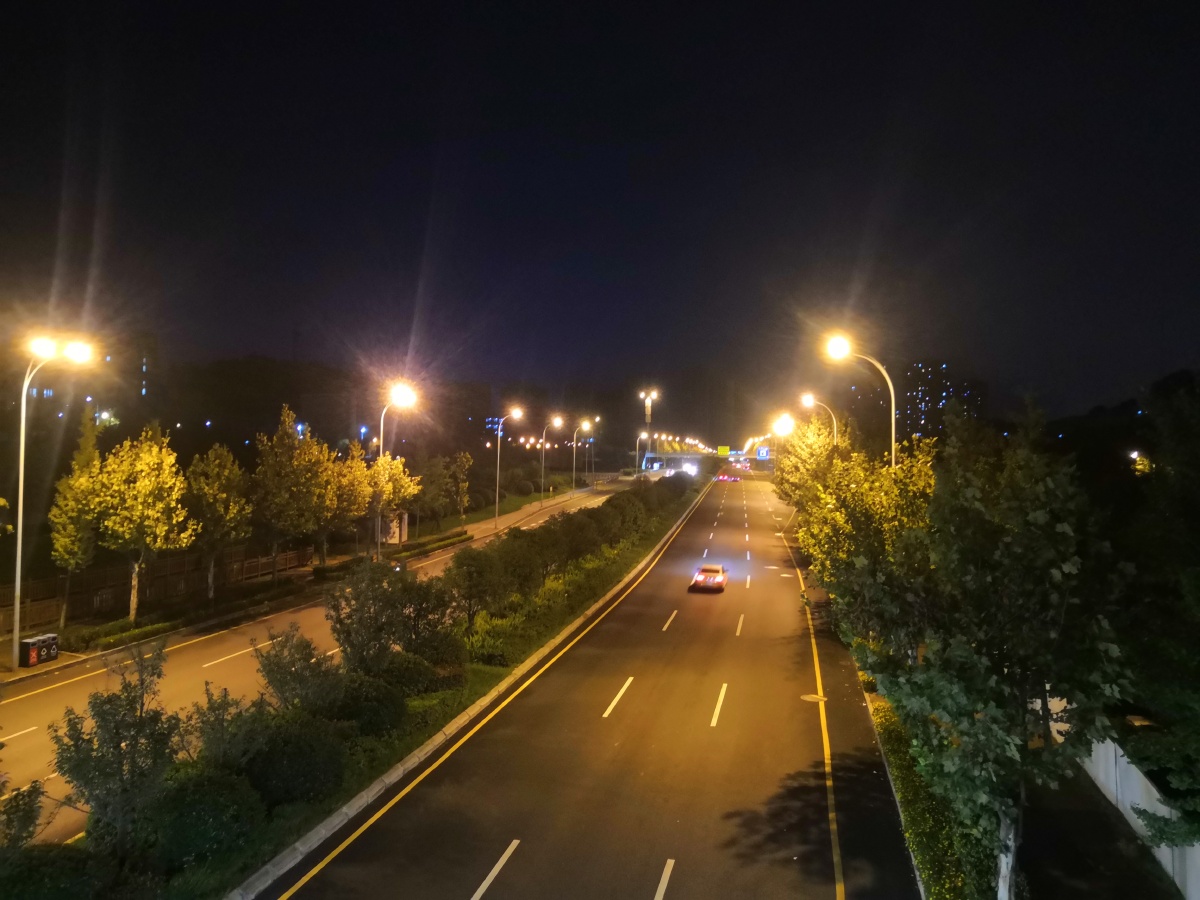 在夜深人静的时候一个人赏夜景
