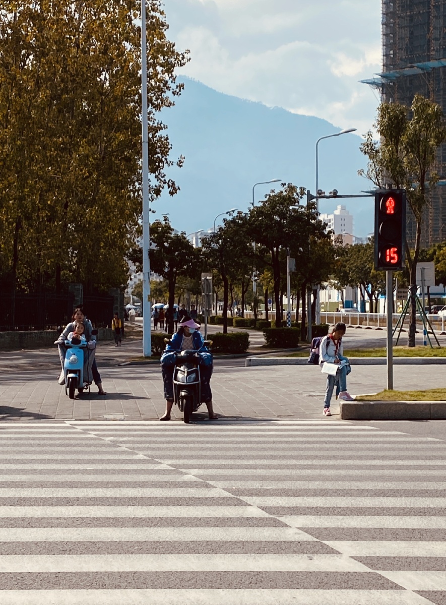 为中华之崛起而读书放学回宿舍骑车看见的一幕小女孩在等红绿灯的时候