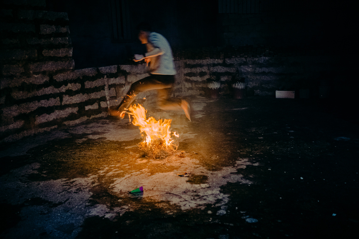 闽南除夕跳火群