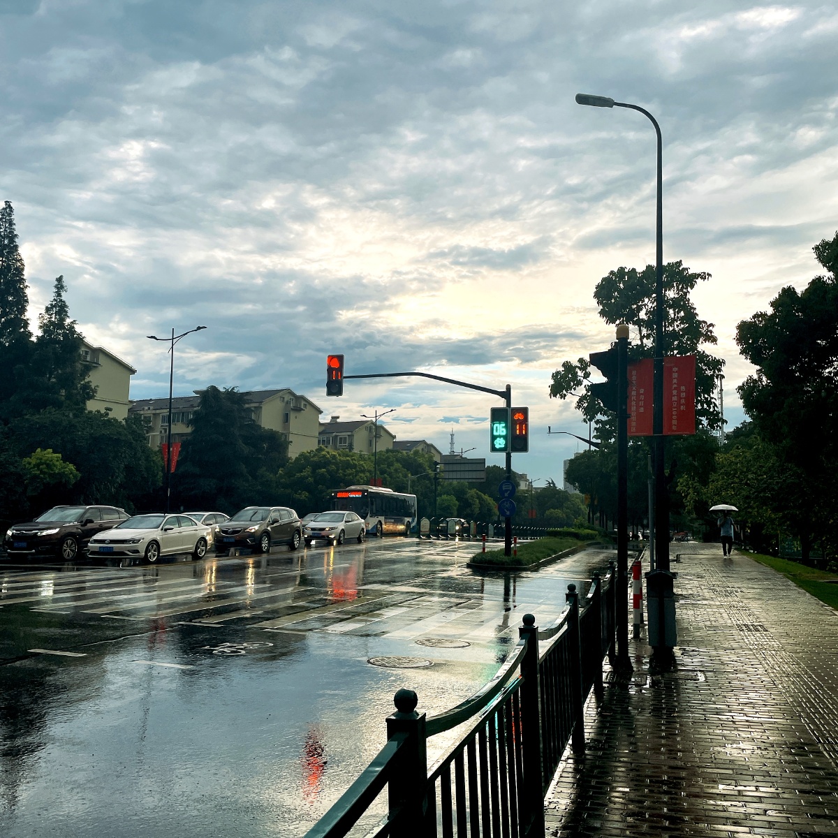 大雨后的城市街道