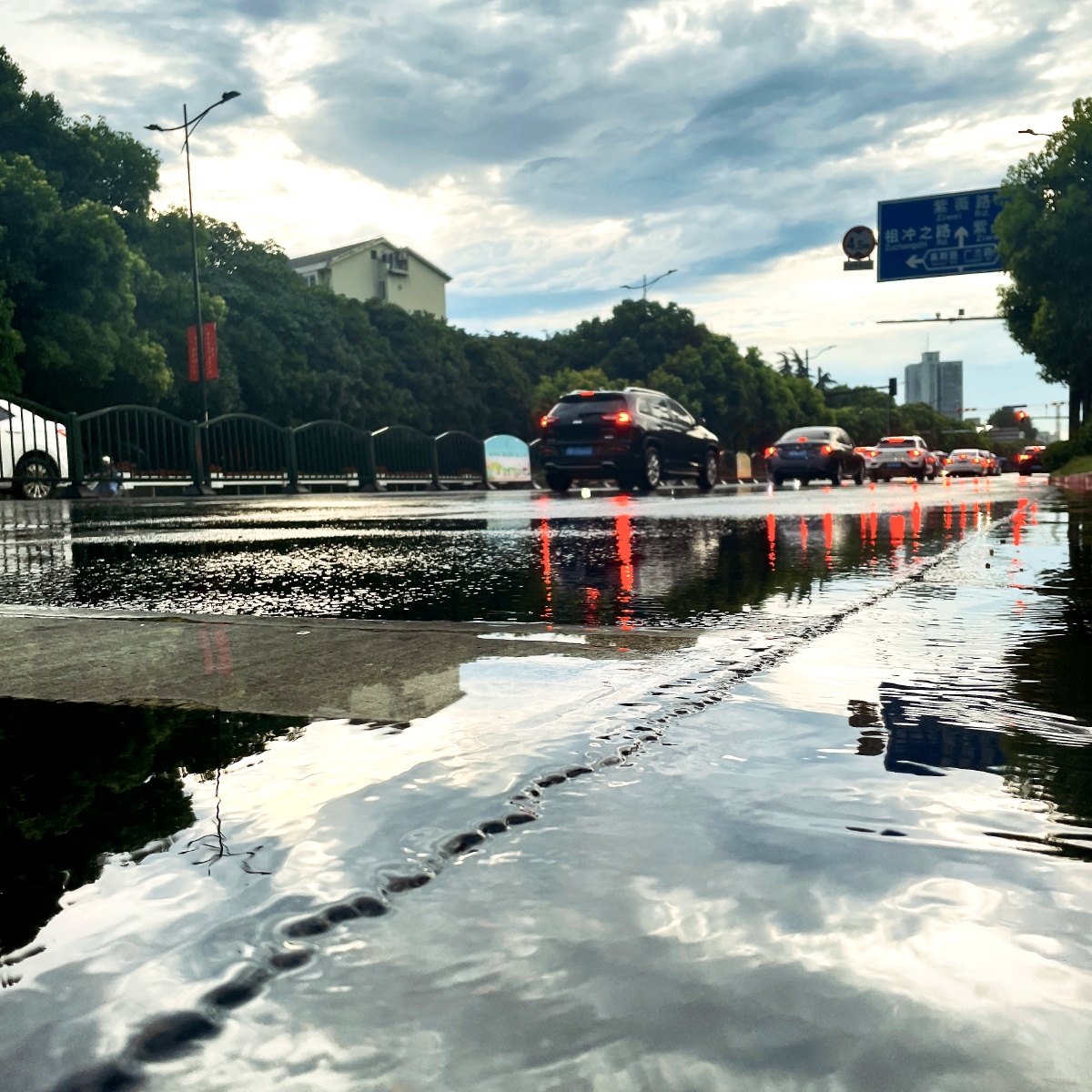 大雨后的城市街道