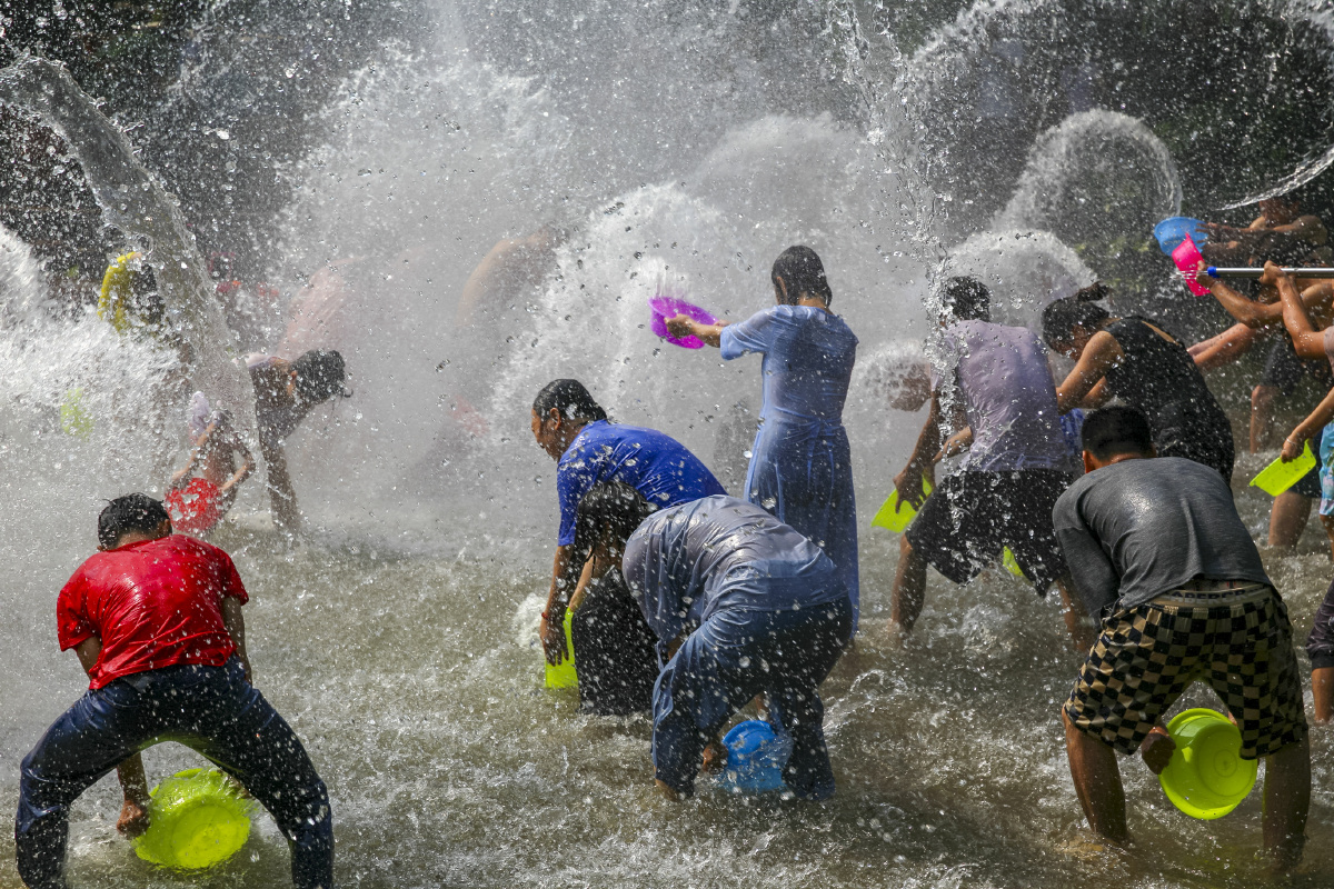 成都黄龙溪古镇上,一群年轻人玩起来波水的游戏