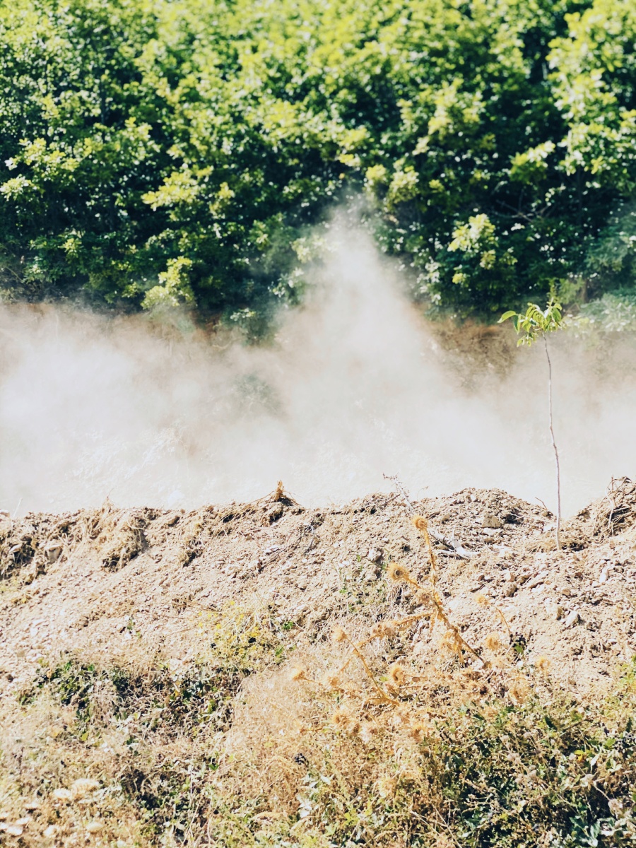 飞扬的尘土凌乱的指路牌以及迷路后遇见的山村
