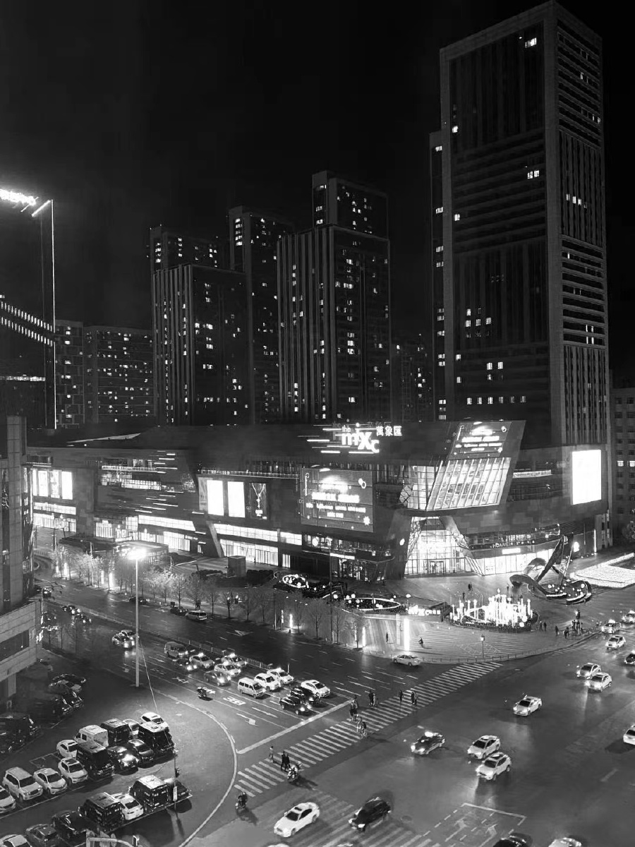 深灰色的夜景显得格外美丽