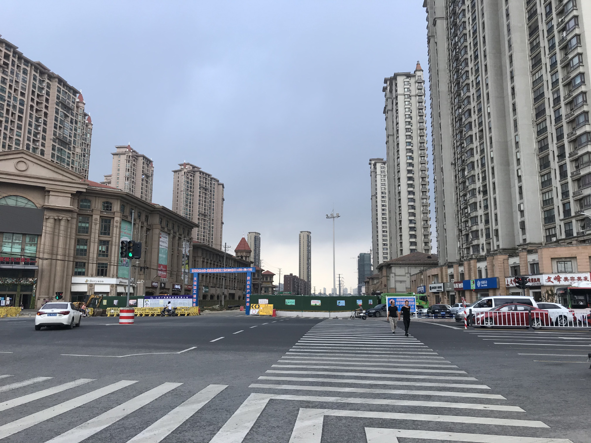 清晨 城市 多云