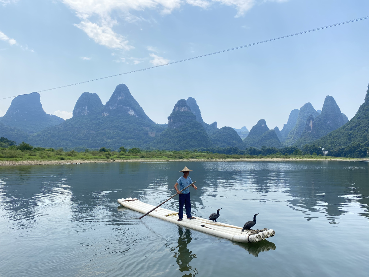 漓江20元背景拍摄地and江上划船的老伯伯0969