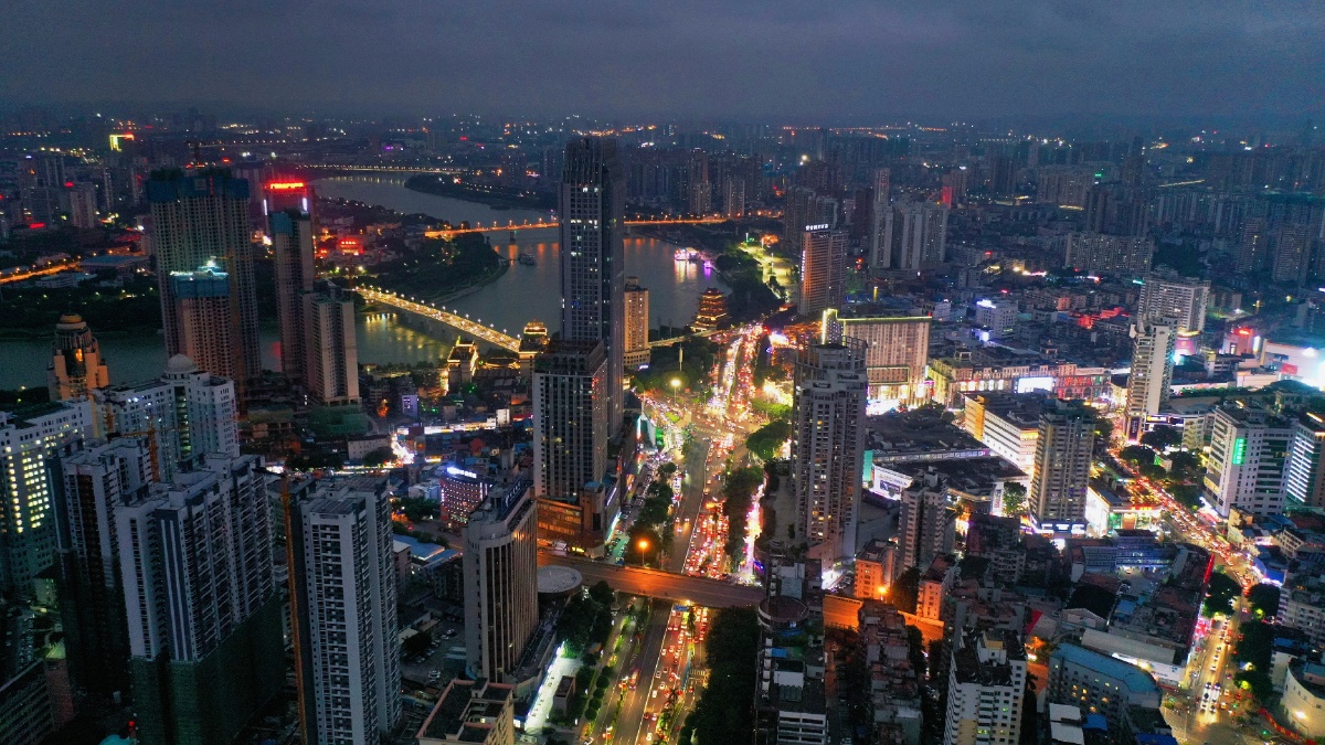 广西南宁西乡塘区风景优美高楼林立房价也不亚于北上广深