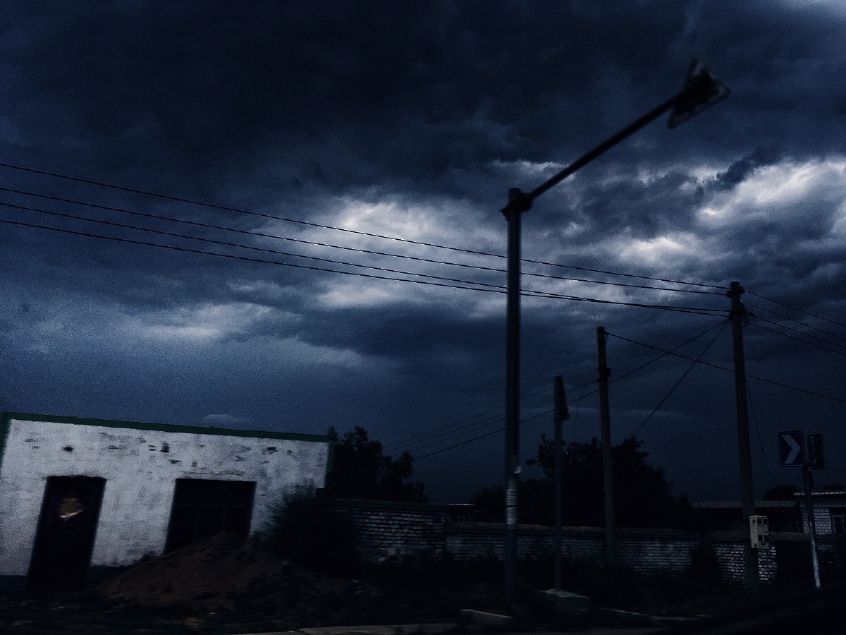 下雨前的天空,阴暗的感觉.