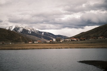253048