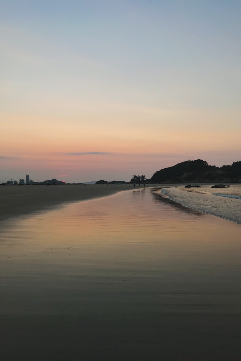 金銮湾的镜面沙滩