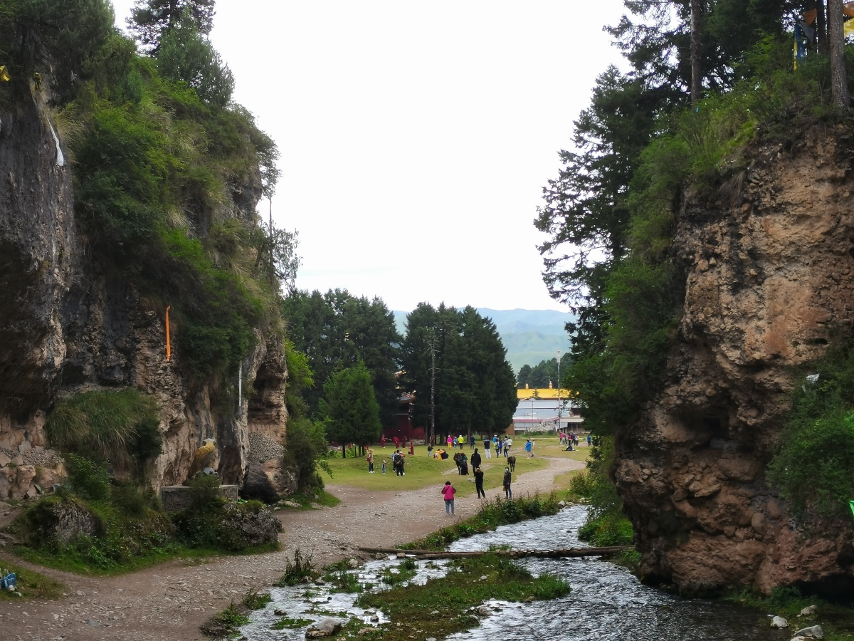 郎木寺纳摩大峡谷传说中的仙女洞白龙江源头