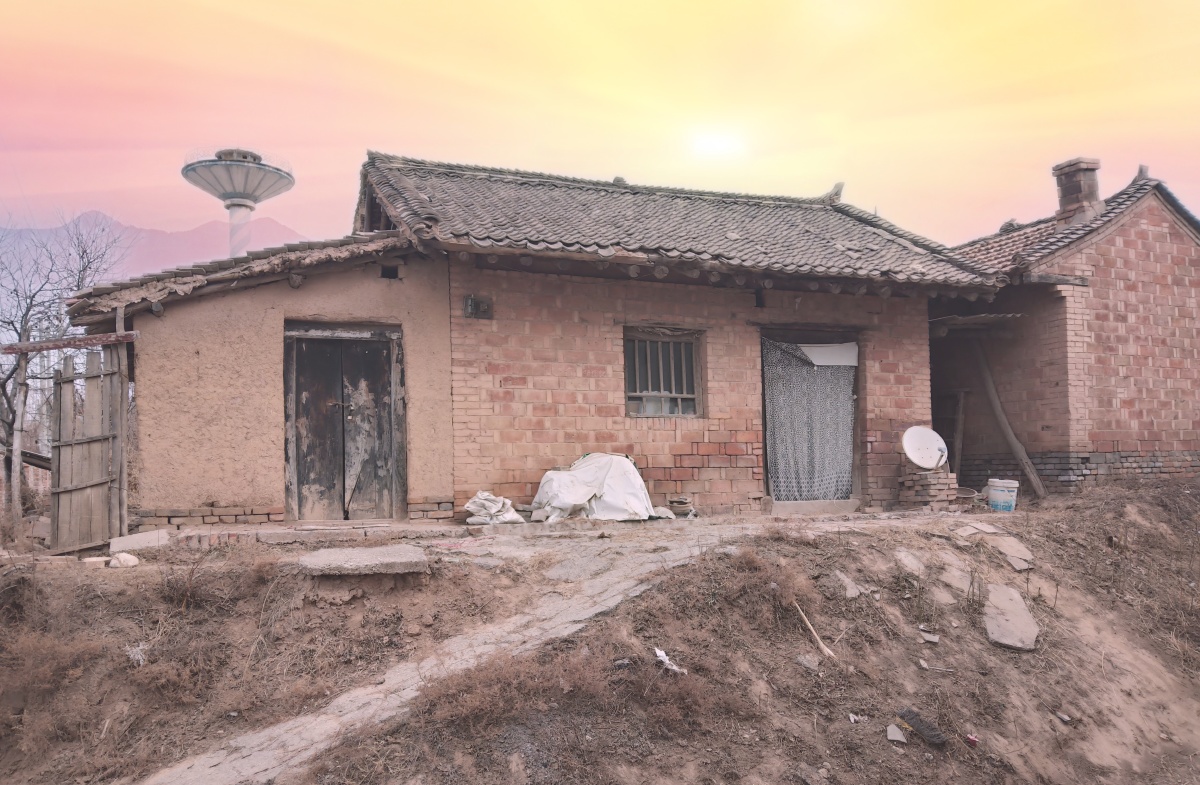 陕西八大怪房子半边盖