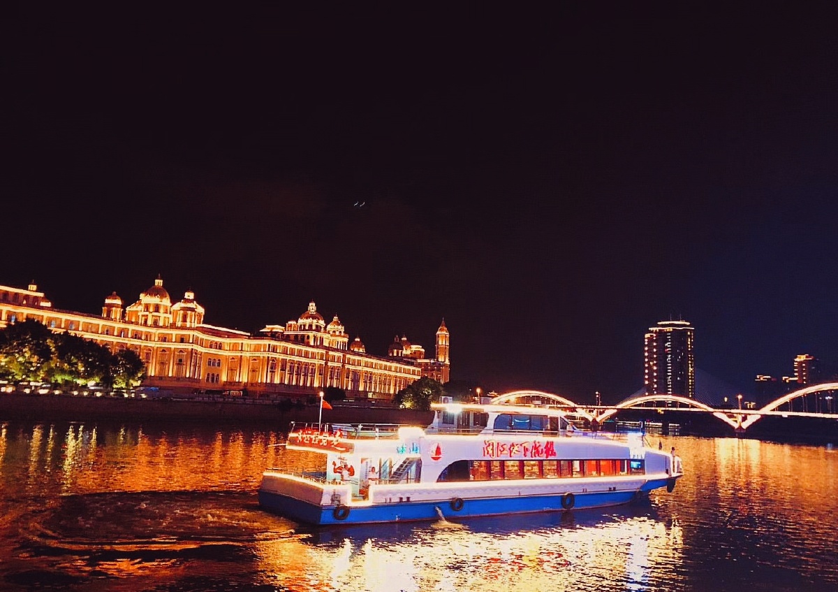 夜游闽江汽笛声声秋风吹碧浪滔滔闽江游年又见底逝水流有福之州灯光秀