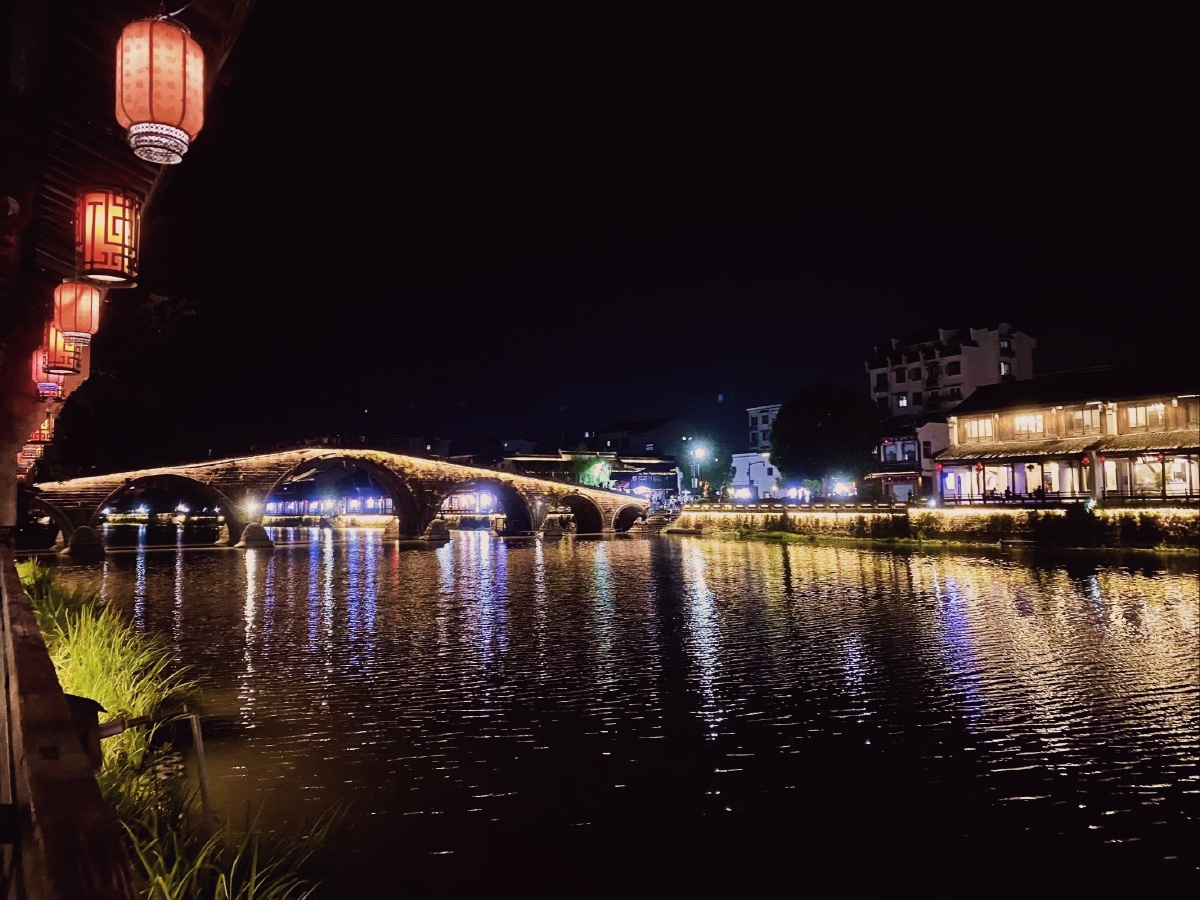 留下《塘栖的枇杷》短文一篇 该图表现的古韵小镇——塘栖的夜景