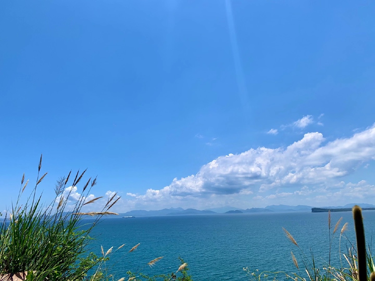 看着这样的天空,心情都好很多吧!