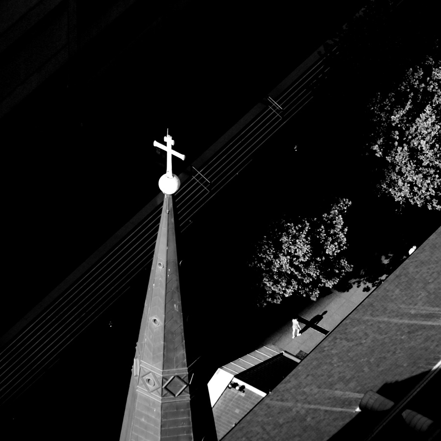 酒店的旁边有一座带十字架的尖顶小教堂,清光中,一个路人走过,留下了